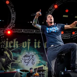 Lou Koller, Ícone do Hardcore e Vocalista do Sick Of It All, Morre aos 59 Anos Após Luta Contra Câncer