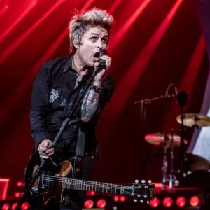 Billie Joe Armstrong, do Green Day, lança guitarra e amplificador icônicos inspirados em 'Dookie' e em sua história