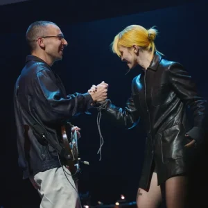 Hayley Williams agita Newport Folk Fest com participações de Jenny Lewis, Jack Antonoff e mais amigos surpresa!