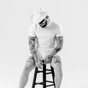 Orville Peck revela tentativa de suicídio em 2023 e como ela moldou seu novo álbum 'Mule'