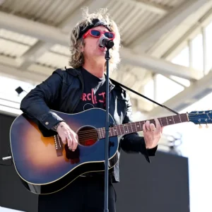 Billie Joe Armstrong, do Green Day, surpreende fãs com show inusitado em caminhão de sorvete na San Diego Comic-Con