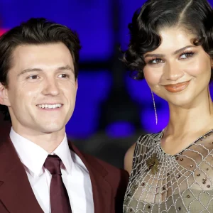 Tom Holland paga mico e esquece música de Zendaya em entrevista; atriz reage com bom humor
