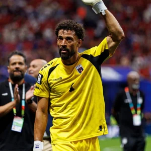 Vozinha: De 'sem clube' a estrela chilena, goleiro valoriza 900% após Copa