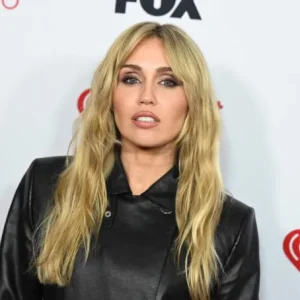 Miley Cyrus Revela Novo Álbum "História de Amor" com Foco em Amor Próprio e Noivado