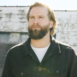 Charles Wesley Godwin Revela Novo Álbum 'Christian Name': Tragédia, Fé e Esperança Guiam Jornada Musical Pós-Perda