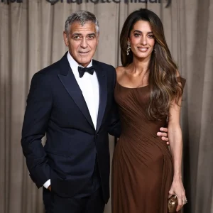 George e Amal Clooney Evacuariam Lar na França Devido a Incêndios Florestais, Afirmam Estar Comprometidos com a Comunidade