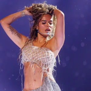 Karol G Choca Fãs com Novo Álbum Surpresa 'No Me Arrepiento de Sentir Tanto' Anunciado em Show Histórico em Toronto