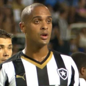Tássio Santos, ex-atacante do Botafogo, morre aos 41 anos em queda de muro no Rio