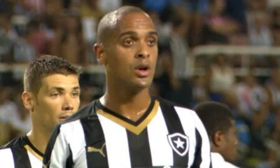 Tássio Santos, ex-atacante do Botafogo, morre aos 41 anos em queda de muro no Rio