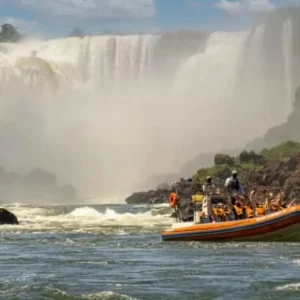 Turista morre após barco virar em passeio nas Cataratas do Iguaçu; vídeo registra resgate