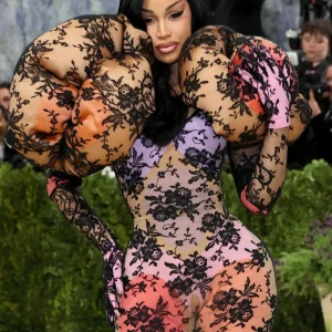 Cardi B Revela Cirurgia de Redução de Bumbum e Explica Motivo Inusitado: "Estou Confortável na Minha Pele"