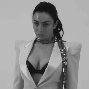 Charli XCX domina o topo da ARIA Chart com "Music, Fashion, Film", superando Amy Shark e Laufey