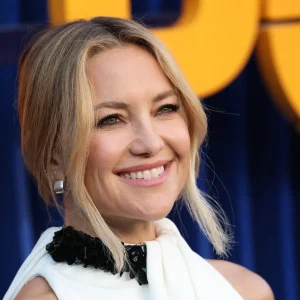 Kate Hudson Usa Sapato Inesperado com Vestido e Vira Tendência: O Segredo para um Look Chique