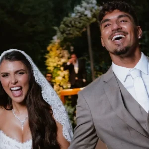 Gabriel Medina anuncia gravidez de Isabella Arantes em votos de casamento; bebê se chamará Gael