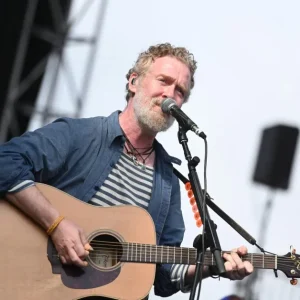 Memorial Público e Funeral de Glen Hansard em Dublin: Família Anuncia Detalhes e Pede Doações
