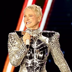 Xuxa Ironiza Críticas a Figurino em Show: "Não Vão Conseguir Ver!"