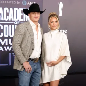 Parker McCollum e Hallie Ray celebram a chegada do segundo filho, Rocker Tommy Light, e anunciam nova fase familiar