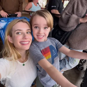 Emma Roberts: Filho de 5 anos a levou ao altar em casamento secreto; pai Eric Roberts não compareceu