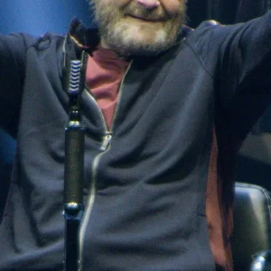 Phil Collins Surpreende ao Elogiar Taylor Swift: "Ela Merece Ser a Maior Coisa do Mundo"