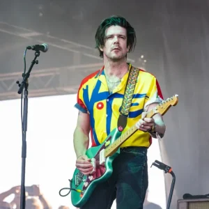 Modest Mouse demite guitarrista Simon O’Connor após acusações de mensagens inadequadas para menor; Seth Jabour assume o posto