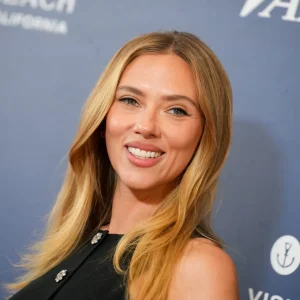 Scarlett Johansson eleva o estilo com blusa de R$ 75, viraliza no Amazon e conquista fãs por ‘elegância discreta’