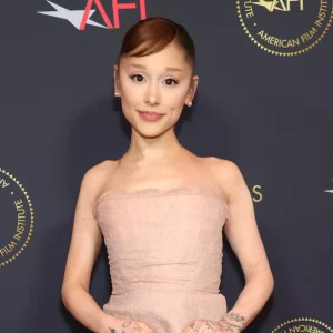 Ariana Grande Anuncia Pausa na Carreira Após Turnê e Críticas à Aparência