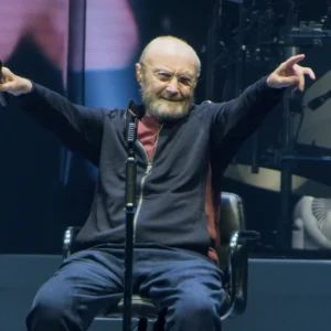 Phil Collins revela batalha contra alcoolismo: "Pessoas vieram se despedir" e quase foi desconectado da vida.