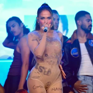 Jennifer Lopez recria icônico momento de Madonna em gôndola de Veneza e fãs vão à loucura: 'Tive que fazer!'