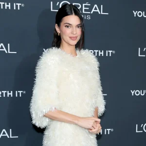 Kendall Jenner Usa Tênis Viral Que Permite Caminhar 10 Milhas por Dia, Custando Apenas R$ 475