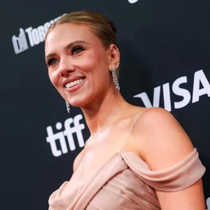 Scarlett Johansson lança moda: Vestido xadrez xadrez é o 'it' dress de 2026 e perfeito para o outono