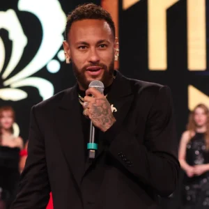 Neymar rebate pai sobre volta à Seleção: 'Não é ele que joga'