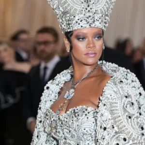 Rihanna Brilha em Barbados com Fantasia Vibrante e Joias Deslumbrantes no Desfile Kadooment Day