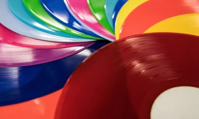 Suno Permite Criar Vinis Personalizados de Músicas Geradas por IA, Movimento que Agita o Mercado Musical