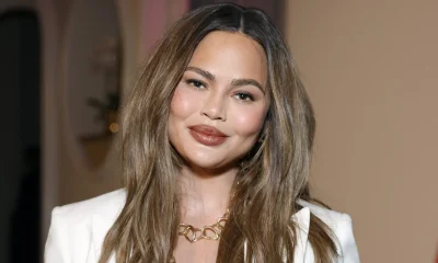 Chrissy Teigen usa bolsa de R$ 50 mil, mas achamos versão idêntica por R$ 340 na Amazon