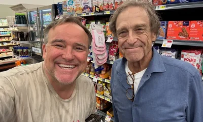 John Goodman Surge Radicalmente Mudado em Foto Rara com Astro de 'Os Feiticeiros de Waverly Place' e Fãs Ficam Surpresos