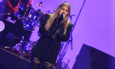 Kelly Clarkson ri de 'pequenos' seios que quase escaparam em falha de figurino em Las Vegas e cita Portal do Leão 8/8