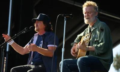 Eddie Vedder homenageia Glen Hansard em Dublin com emocionante apresentação de rua, tocando em local icônico do amigo falecido