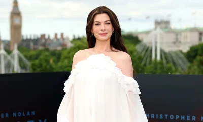 Anne Hathaway rebate rumores de barriga de grávida falsa com bom humor